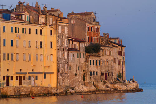 Rovinj - Malownicze kamienice nad morzem