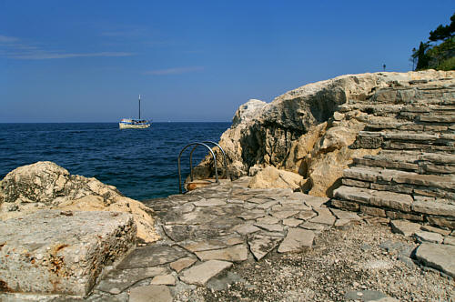 Skalista plaża w Rovinj na Istrii