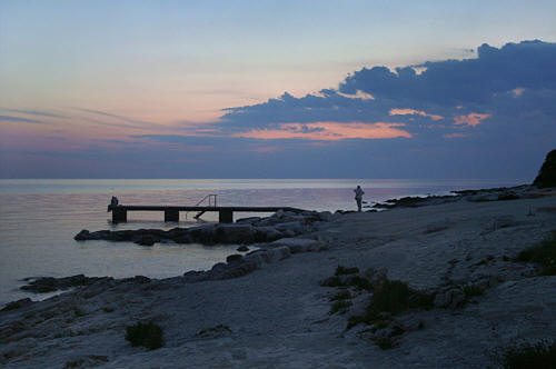 Plaża k. hotelu Amarin o zmierzchu