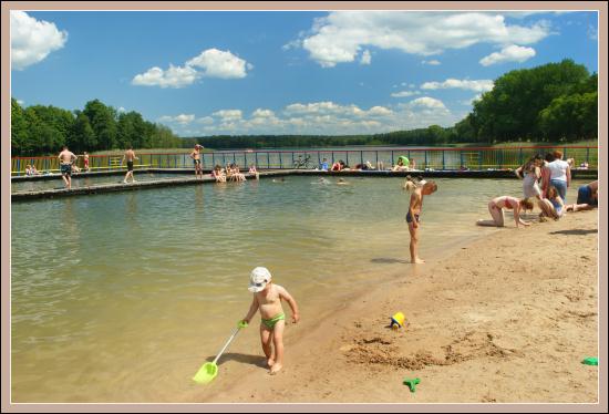 Plaża pod zamkiem, na jeziorze Ołów