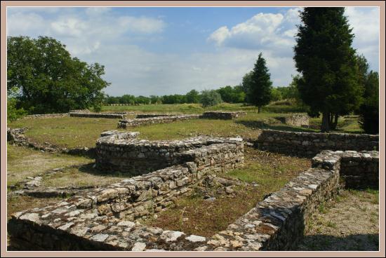 Poza miastem Gorsium / Herculia znajdowały się cmentarz i rezydencja Villa Leporis