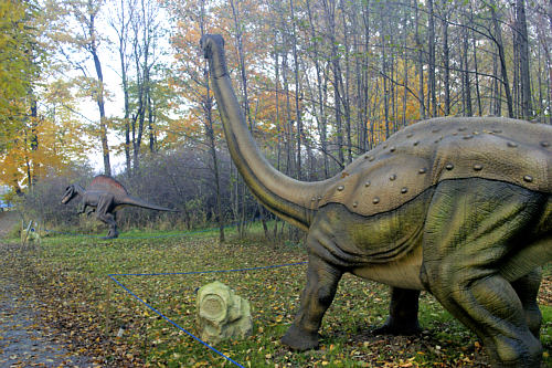 Dinozaury ryczą i ruszają sie