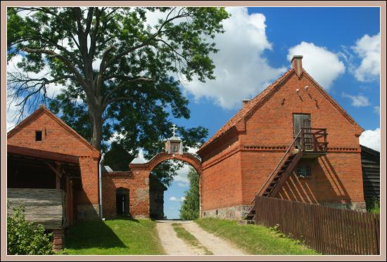 Brama klasztorna w Wojnowie