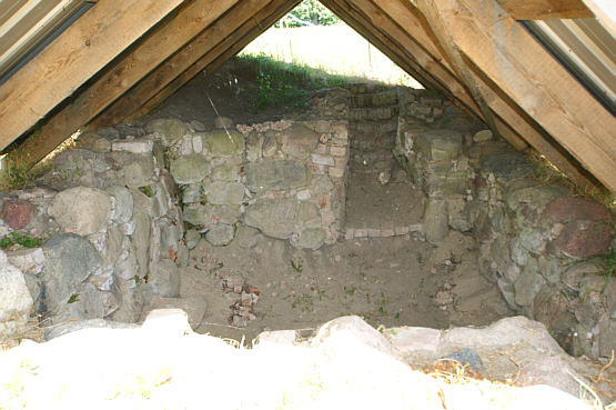Fundamenty kamiennej wieży mieszkalnej na grodzisku