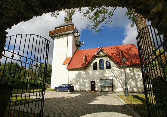 Wieża (XV/XVI w.)  i odtworzony kościół katolicki 